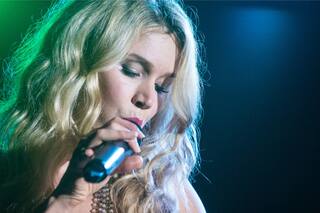 Joss Stone presentó su nueva canción y se prepara para ser mamá