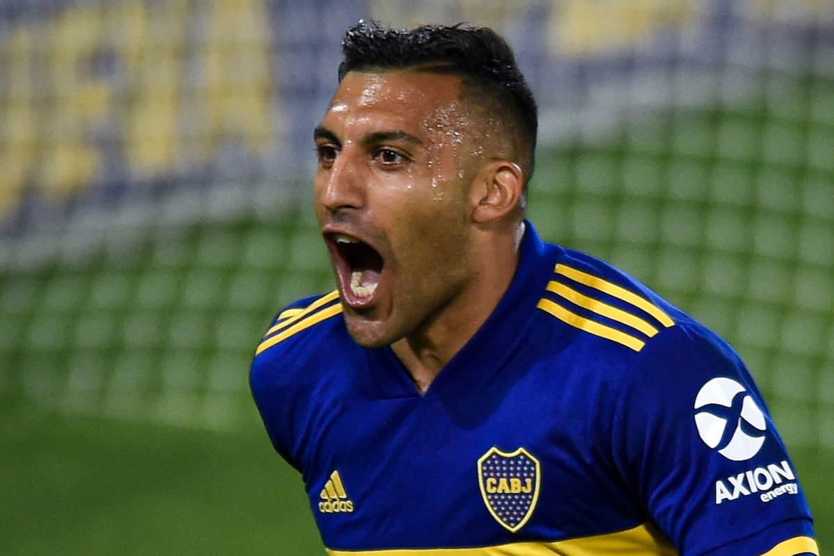 "Wanchope" Ábila celebra el gol que abrió el superclásico ante River.