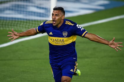 "Wanchope" Ábila se desmarco de Paulo Diaz y venció a Armani para abrir el marcador en el Super clásico.