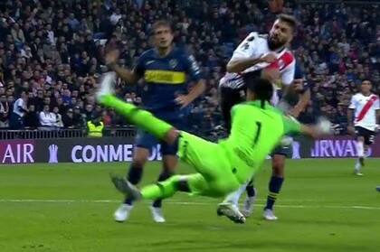Andrada le cometió penal a Pratto y no fue sancionado en la final de 2018