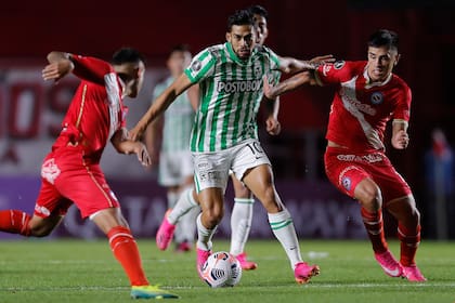 Andrade, de lo mejorcito del equipo colombiano, maniobra ante la marca de Florentin y Franco Moyano
