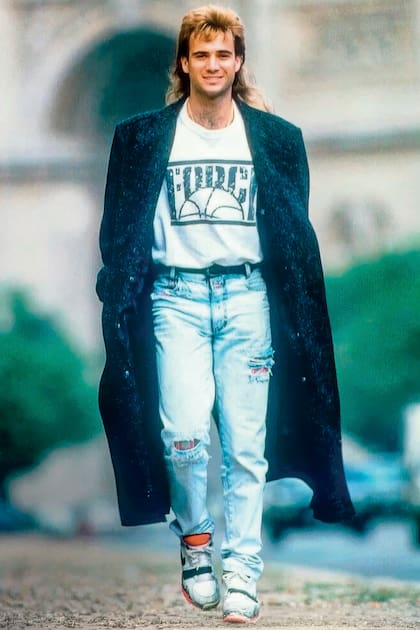 Andre Agassi revolucionó el tenis de los ochenta y noventa con un estilo transgresor que desafiaba los estrictos códigos de vestimenta del deporte blanco. Usaba jeans, colores flúo y una llamativa melena que, según se supo después, era una peluca diseñada para ocultar una prematura alopecia