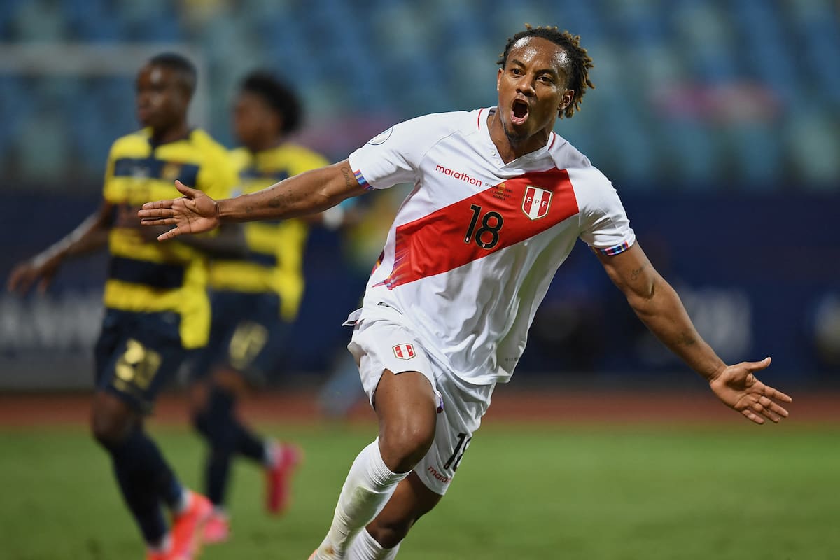 Andre Carrillo celebra el empate de Perú ante Ecuador; para la selección de Gareca, que estaba 0-2 al final del primer tiempo, la igualdad fue casi como un triunfo
