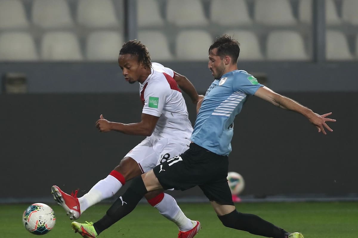André Carrillo, delantero de Perú, desborda y mete el centro ante la marca de Matías Viña, lateral izquierdo de Uruguay; no se sacaron ventajas en Lima, por las Eliminatorias para Qatar 2022