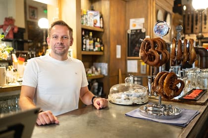 André Kalisch en la barra de Extrawurst