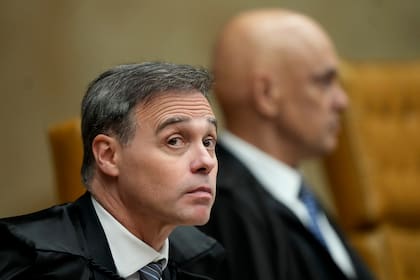André Mendonça, izquierda, y Alexandre de Moraes, ambos magistrados del Supremo Tribunal Federal, actualmente enfrentados