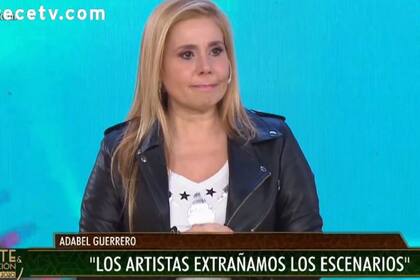 Andre Politti, conductora del programa, también se conmovió al hablar del difícil presente de los artistas