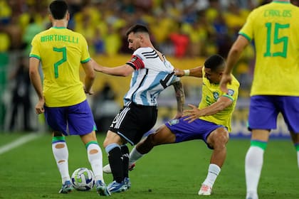 Andre sujeta de la camiseta a Messi