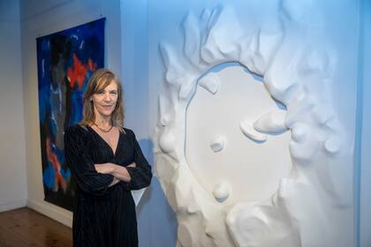 Andrea Allen introduce relieves en sus pinturas de formas vegetales