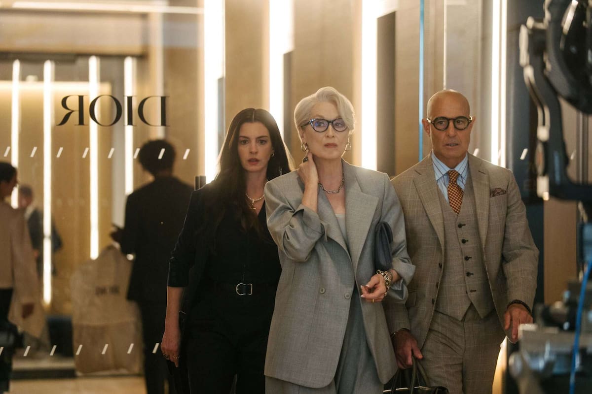 Andrea "Andy" Sachs (Anne Hathaway), Miranda Priestly (Meryl Streep) y Nigel Kipling (Stanley Tucci), en una escena de El diablo viste a la moda 2, una historia cuyo impacto trasciende la pantalla