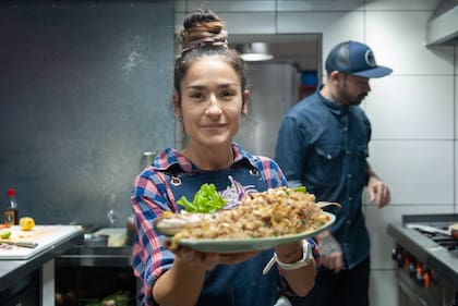 Andrea Bevilacqua en la noche Villapicante, y un plato listo para salir con arroz chaufa.