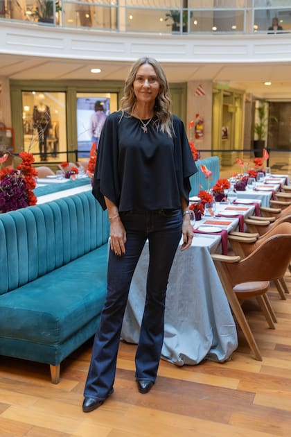 Andrea Bursten: con jeans y una blusa oversized