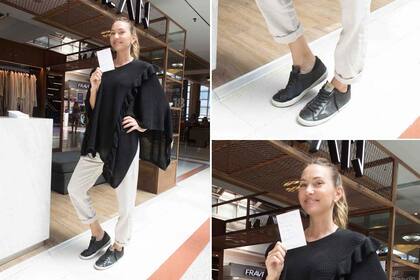 Andrea Bursten, con mega poncho tejido con volados, pantalones y zapas bien cómodas en el local de Oklan del shopping Alcorta