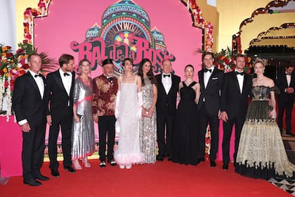 Andrea Casiraghi, la princesa Carolina, el diseñador Christian Louboutin, Charlotte Casiraghi –que llevó uno de los accesorios favoritos de su abuela, la princesa Grace: los guantes largos–, Tatiana Santo Domingo, Alberto de Mónaco, Alexandra de Hannover y su marido Ben Sylvester Strautmann, Pierre Casiraghi y Beatrice Borromeo.