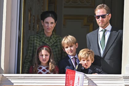 Andrea Casiraghi y Tatiana Santo Domingo (llevó un vestido y abrigo haciendo juego de Emilia Wickstead) con sus hijos, India, Sasha y Maximilian.