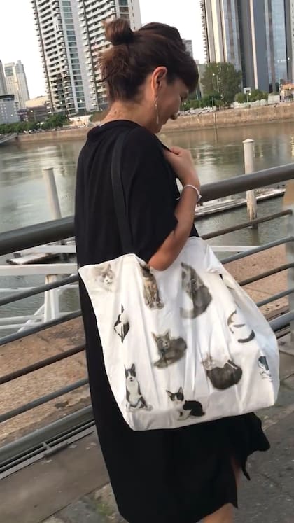 Andrea con el "bolso mágico" de gatos.