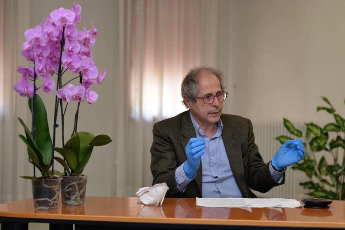 Andrea Crisanti castigó con dureza al gobierno de Conte; "Llegó desprevenido ante hechos que eran previsibles"