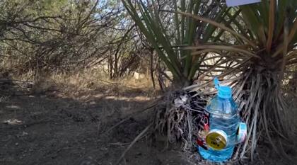 Andrea dejó varios kits con agua y comida para los migrantes que los encontraran