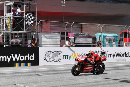 Andrea Dovizioso cruza la meta. El italiano ganó el GP de Austria un día después de que la escudería Ducati le anunciara que abandonará el equipo al final de la temporada