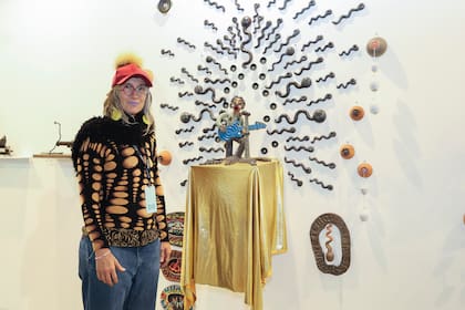 Andrea Echeverri con su obra homenaje a Gustavo Cerati en arteba