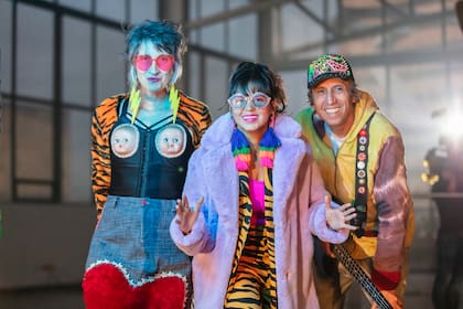 Andrea Echeverri y Héctor Buitrago con Li Saumet, anfitriona del documental Bios de Aterciopelados