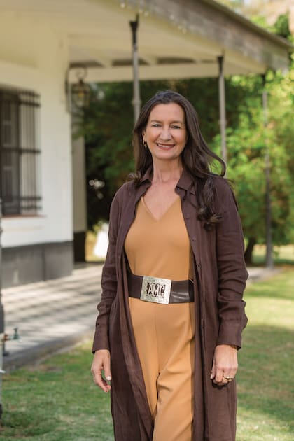 Andrea es economista e impulsó el crecimiento exponencial de Los Grobo, la empresa que fundó junto a su padre, Adolfo, y su hermano Gustavo, conocido como "el rey de la soja". Hoy, trabaja junto a su marido en Ampatel, su emprendimiento rural.