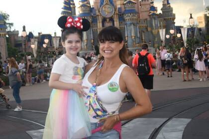 Andrea Estévez junto a su hija Hannah