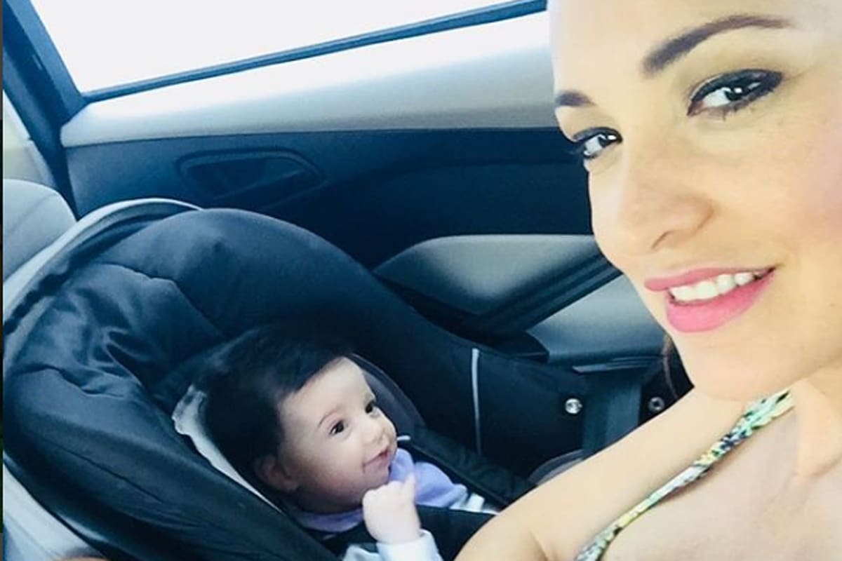 Andrea Estevez junto a su pequeña Hanna