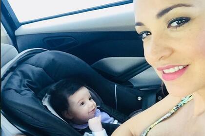 Andrea Estevez junto a su pequeña Hanna