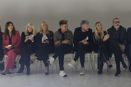Andrea Frigerio, Evelyn Scheidl, Marceloa Gotlib, El Tirri, Marcelo Tinelli, Soledad Solaro y Benito Fernández en la primera fila de Fabián Zitta