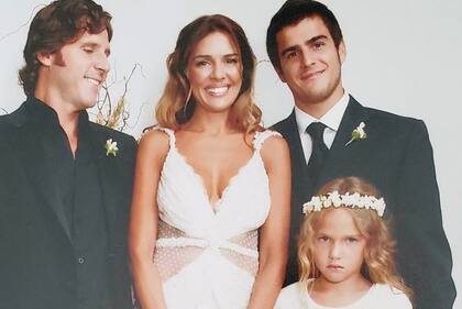 Andrea Frigerio junto a su marido y sus dos hijos el día de su renovación de votos