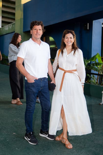 Andrea Frigerio y su marido, Lucas Bocchino. La modelo apostó a un vestido camisero con bordados que accesorizó con cinturón y sandalias de cuero.
