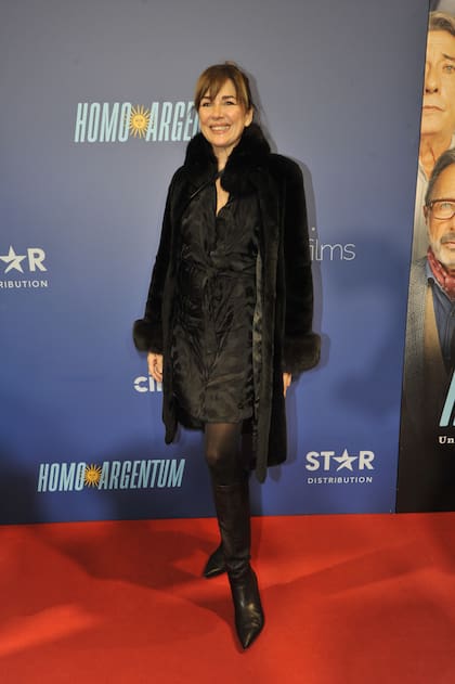 Andrea Frigerio y un combo que no falla: vestido negro, botas de caña alta y tapado a tono