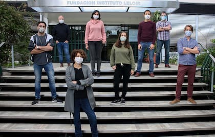 Andrea Gamarnik junto al equipo que desarrolló el kit COVIDAR