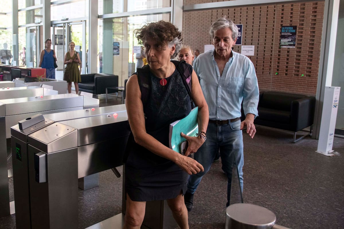 Andrea Gamarnik y Jorge Geffner, dos representantes del sistema científico nacional, al ingresar a la reunión con Salamone