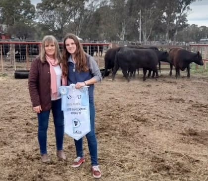 Andrea Garciarena junto a su hija Agustina, ambas cursaron la escuela primaria en Estela
