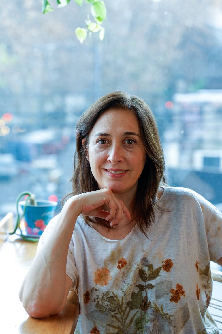 Andrea Garrote es la profesora Claudia Pérez Espinosa en la poderosa obra Pundonor, un unipersonal que lleva siete temporadas en la cartelera porteña