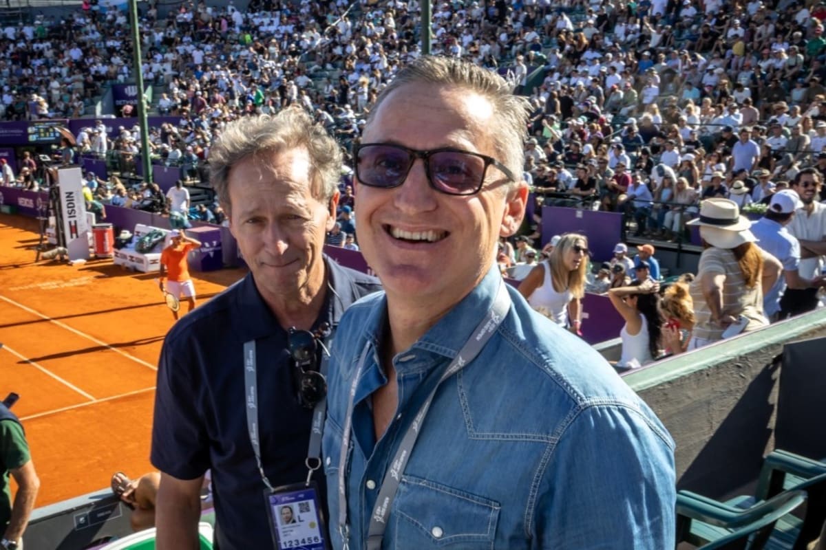 Andrea Gaudenzi, el extenista italiano que preside la ATP desde 2020, visitó el Argentina Open en febrero pasado para hacer una radiografía y tomar decisiones sobre el futuro; en la imagen, con Martín Jaite, director del torneo