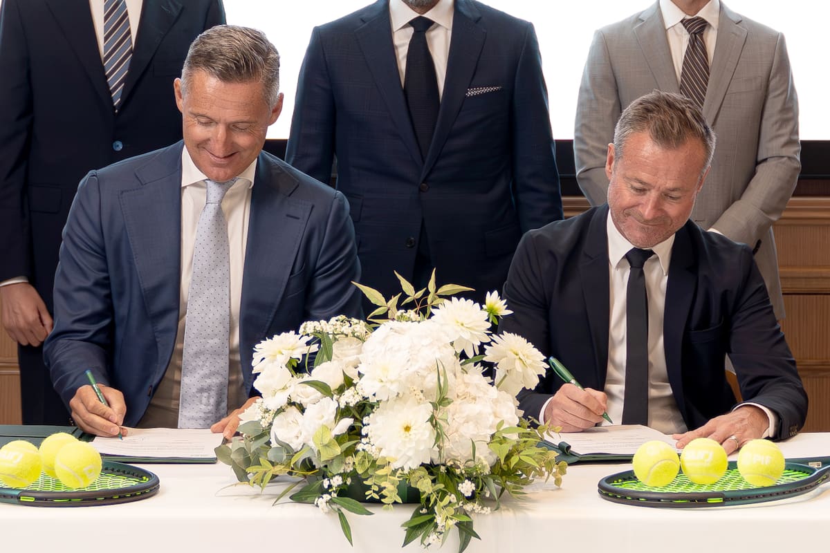 Andrea Gaudenzi, presidente de la ATP, y Danny Townsend, CEO de SURJ Sports Investment, firmando en París un acuerdo para llevar el décimo torneo Masters 1000 a Arabia Saudí