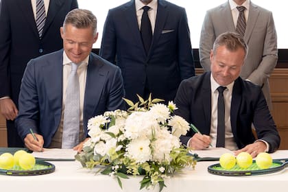 Andrea Gaudenzi, presidente de la ATP, y Danny Townsend, CEO de SURJ Sports Investment, firmando en París un acuerdo para llevar el décimo torneo Masters 1000 a Arabia Saudí