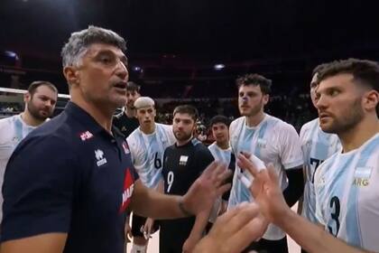 Andrea Giani, entrenador de Francia, habla con los jugadores argentinos, que interrumpieron su festejo para escucharlo