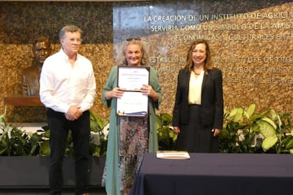 Andrea Izzo-Capella mientras recibía el reconocimiento como Líder de la Ruralidad de las Américas
