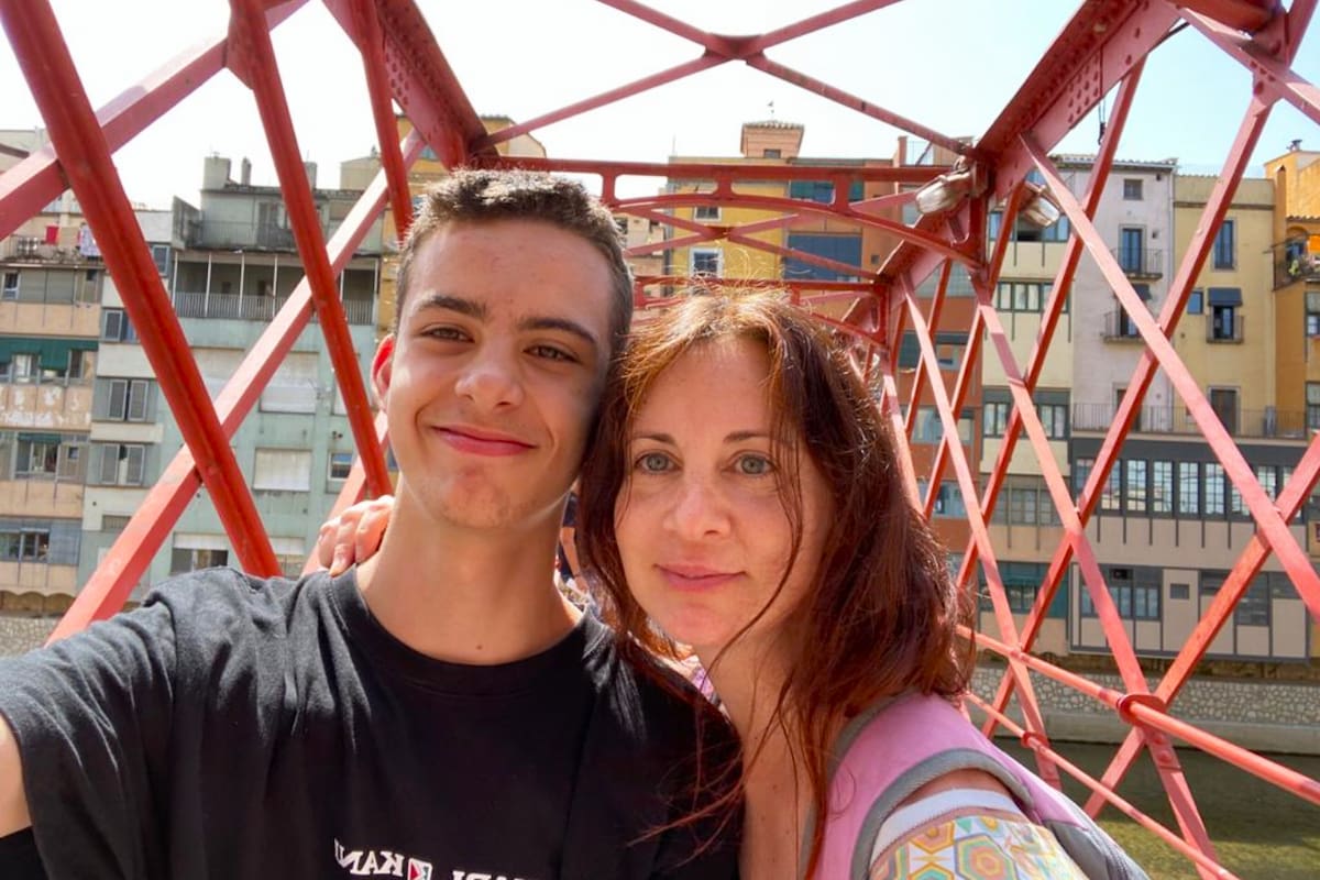 Andrea, junto a su hijo del medio.