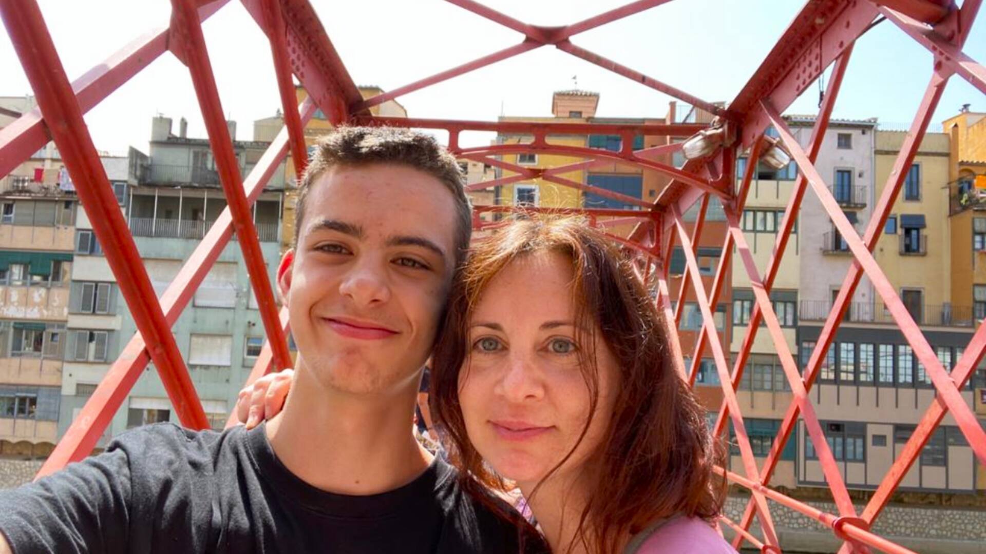 Andrea, junto a su hijo del medio.