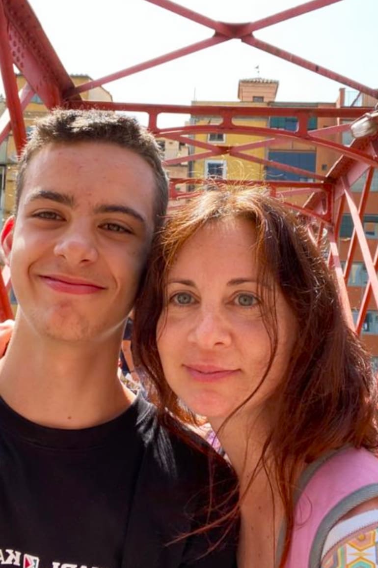 Andrea, junto a su hijo del medio.