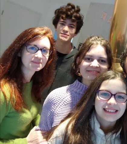 Andrea, junto a sus tres hijos. Hoy tienen 19, 16 y 12.