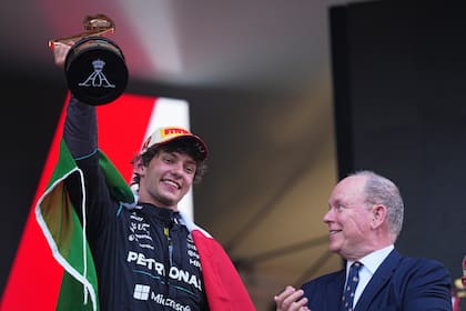 Andrea Kimi Antonelli exhibe el trofeo del ganador en el Gran Premio de Mónaco, junto al príncipe Alberto; en el legendario circuito callejero, el italiano empezó a corregir, junto a Mercedes, el déficit en las largadas