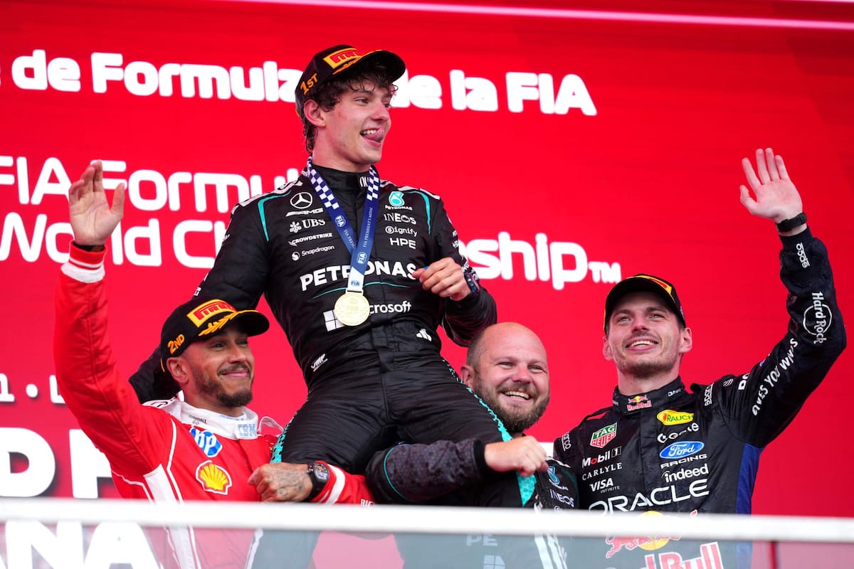 Andrea Kimi Antonelli festeja en andas de Lewis Hamilton y Dean Hale, del equipo Mercedes; Max Verstappen se suma a la celebración del italiano, de 19 años, ganador del Gran Premio de Canadá