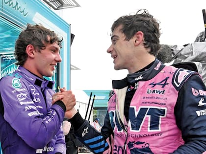 Andrea Kimi Antonelli y recibe el saludo de Franco Colapinto: el joven italiano es el puntero del Mundial de Pilotos y del Power Ranking; el argentino es undécimo en el campeonato y sexto en el escalafón por carreras que diseña la F.1