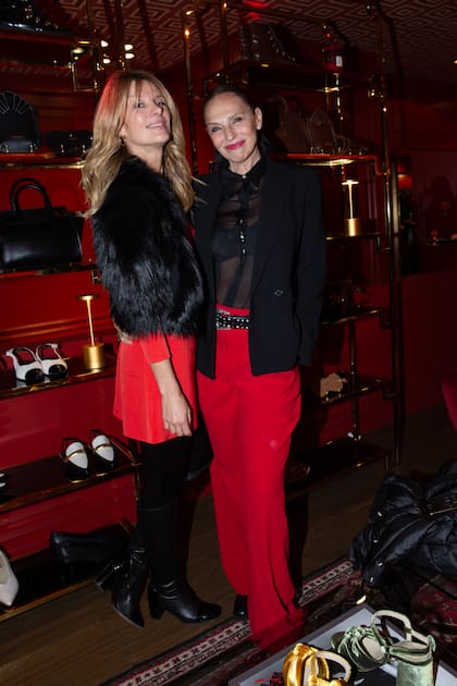 Andrea "La Tucu" Martínez y Ginette Reynal, además de amigas, combinaron sus atuendos en rojo y negro. Ginette, con audaz camisa transparente, contó que volvió de Madrid hace ya más de un mes, donde estuvo acompañando a su hija, Mia Flores Pirán, mientras trabajaba como actriz.